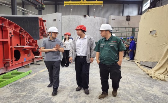 2024年7月5日，市建委初审工作组一行到访装配式总公司实地考察调研_副本.jpg